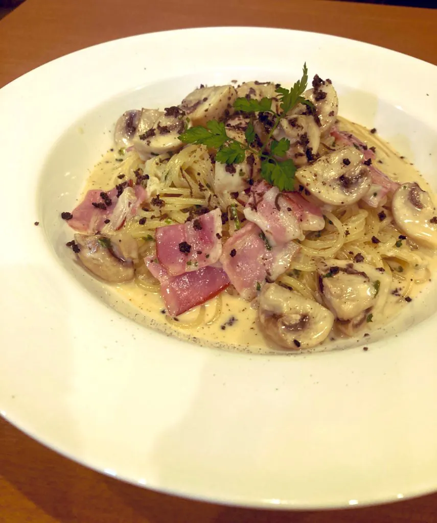マッシュルームとベーコンのポルチーニ風味のクリームパスタ|AMERICAN BEER BAR XYZさん