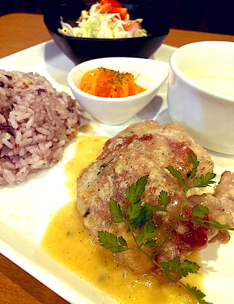 ポークヒレのサルティンボッカ風　チーズのソース|AMERICAN BEER BAR XYZさん