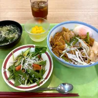 寮の晩ごはん😋豚キムチ丼🐷|すかラインさん