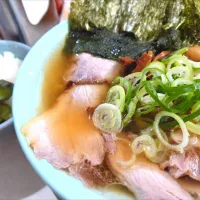 【2023年7月創業】 
クマちゃんラーメン 
中華そば (油少なめ、850円) 
＋海苔 (5枚、100円) 
＋めし (無料) 
＋青かっぱ (卓上、無料) 
＠新宿8分、新宿西口4分
25189
〈醤97塩27噌󠄀15タ7昆9出9F11
冷13混1〉