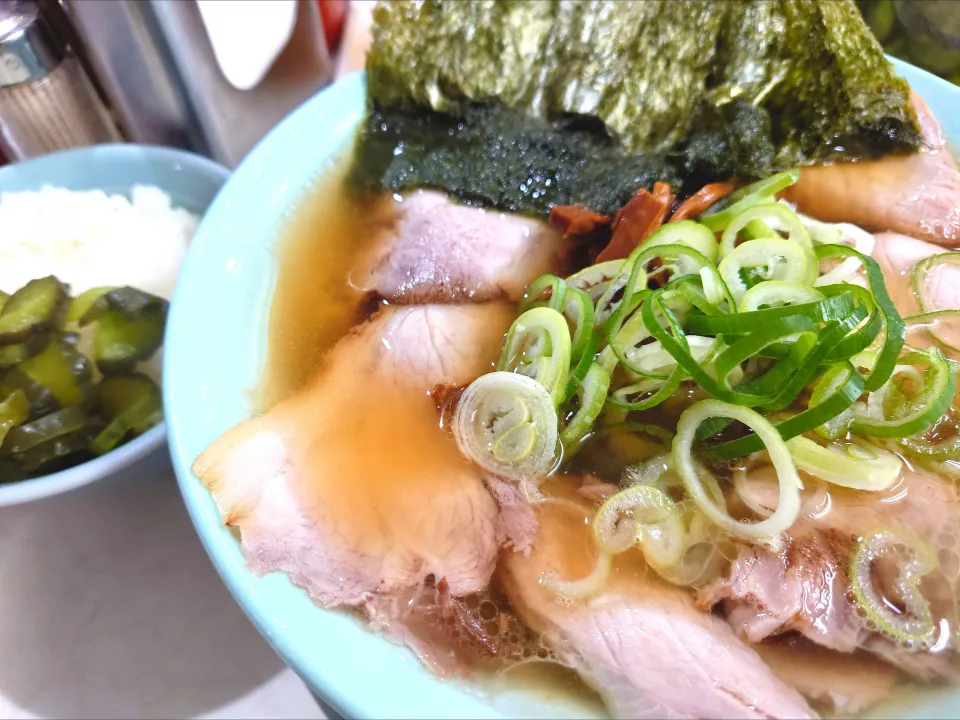 【2023年7月創業】 
クマちゃんラーメン 
中華そば (油少なめ、850円) 
＋海苔 (5枚、100円) 
＋めし (無料) 
＋青かっぱ (卓上、無料) 
＠新宿8分、新宿西口4分
25189
〈醤97塩27噌󠄀15タ7昆9出9F11
冷13混1〉|大脇さん