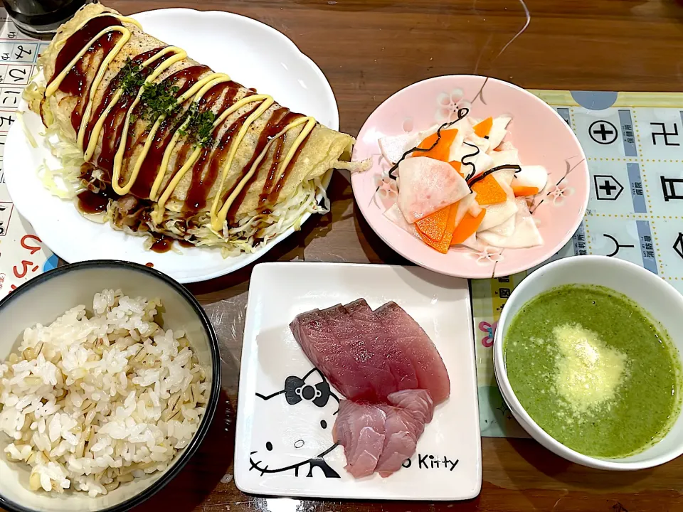 鰤の刺身　かぶの葉のポタージュ　かぶと人参の酢の物　豚バラ卵入りキャベツ焼き|おさむん17さん