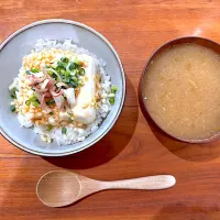 朝ごはん(とうふごはん、なめこ味噌汁)