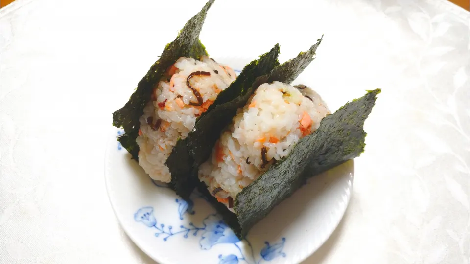 7/16の夜勤弁当
塩鮭と梅干しの混ぜ込みおにぎり🍙|卯月さん