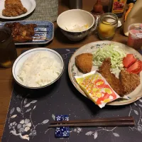 ご飯、ベルチキ、ローストンカツ、コロッケ、トマト,千切りキャベツ,鶏モモ串,鶏皮串,鳥もも肉&ニンニク串,鳥つくね串、ゆず白菜漬け、沢庵、六条麦茶、白桃ジュレ(夕飯)|enarinさん