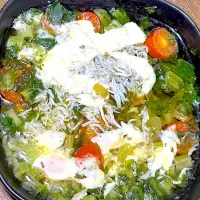 小松菜🥬トマト🍅しらす🐟チーズ🧀のアヒージョ|しょこたん😋さん