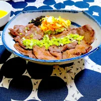 牛タンとろろ丼|ももさん