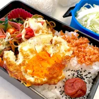 おっさん弁当　ほうれん草　漬け物　サラダ　焼きそば　ひじき　目玉の親父　キャベツ　おにぎり|ひげおやじさん