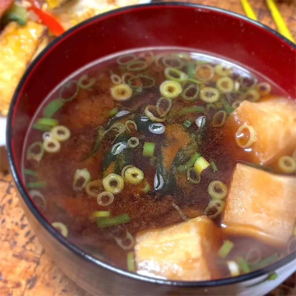 つぶみそ、焼き麩、乾燥ワカメで簡単みそ汁|にょんにいさん