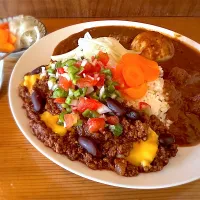 チリコンカン夏☀️と大辛チキンのあいがけ🔥🌶️🍛味玉トッピング🥚ピクルスマシマシ🥒|buhizouさん