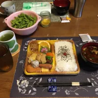 幕の内弁当、枝豆、味噌汁、熱い日本茶、六条麦茶(昼飯、どんどん弁当)|enarinさん