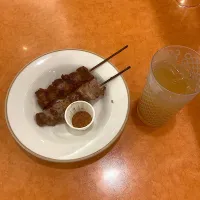 ドリンクバー一杯目のアップルジュースとアロスティチーニ（ラムの串焼き）（実況中継中）|なびさん