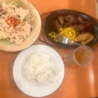 ラムのグリルと小エビのサラダとライスとドリンクバー二杯目の烏龍茶（実況中継中）|なびさん