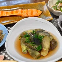 🔸茄子揚げ浸し🔸ひじき煮物　　　🔸カニカマ酢の物🔸ちりめんじゃことゴーヤ炒め🔸焼き鮭