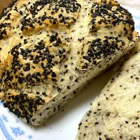 全粒粉入り黒ゴマパン