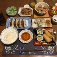 ご飯、焼き餃子、焼売、レタス、沢庵、六条麦茶、練乳とカシスジャムのせ手作り牛乳ゼリー、サラダ助六、ごぼうの唐揚げ、里芋の煮物、カットフルーツ盛り合わせ(夕飯)|enarinさん