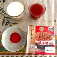 藤沢のはやとのところに帰って最初の朝ご飯　　いつもの牛乳コップ一杯、トマトジュースコップ一杯、果物（今日はプラム）、納豆（はやとが買っておいてくれました）|なびさん