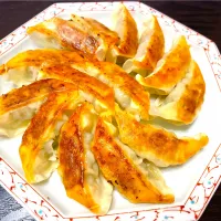 夕べのおつまみ🥟餃子 綺麗に焼けました✨| KANAさん