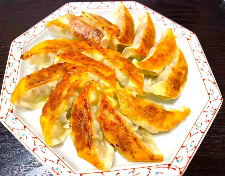 夕べのおつまみ🥟餃子 綺麗に焼けました✨|KANAさん