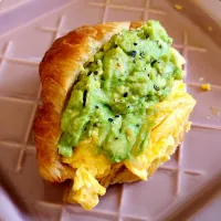 Mini Japanese croissant Gokoku 😍😋added scrambled eggs avocado with lemon Black pepper seasalt 😘 with morning coffee ☕|🍒lynnlicious🍒さん