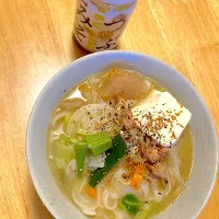お鍋の残りに水とお野菜、フォーを入れて煮込んだ手抜きご飯🍜|さくたえさん