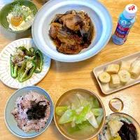 カンパチのあら炊き＊グリルピーマンおかか黒酢＊温奴ゆずみそ＊ネギとベーコンとキャベツの中華スープ＊雑穀米チアシードご飯に赤紫蘇佃煮＊白菜の浅漬けと奈良漬＊バナナ＊ヨーグルトドリンク|さくたえさん