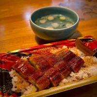 明日は土用の丑の日　スーパーの鰻重|もえさん