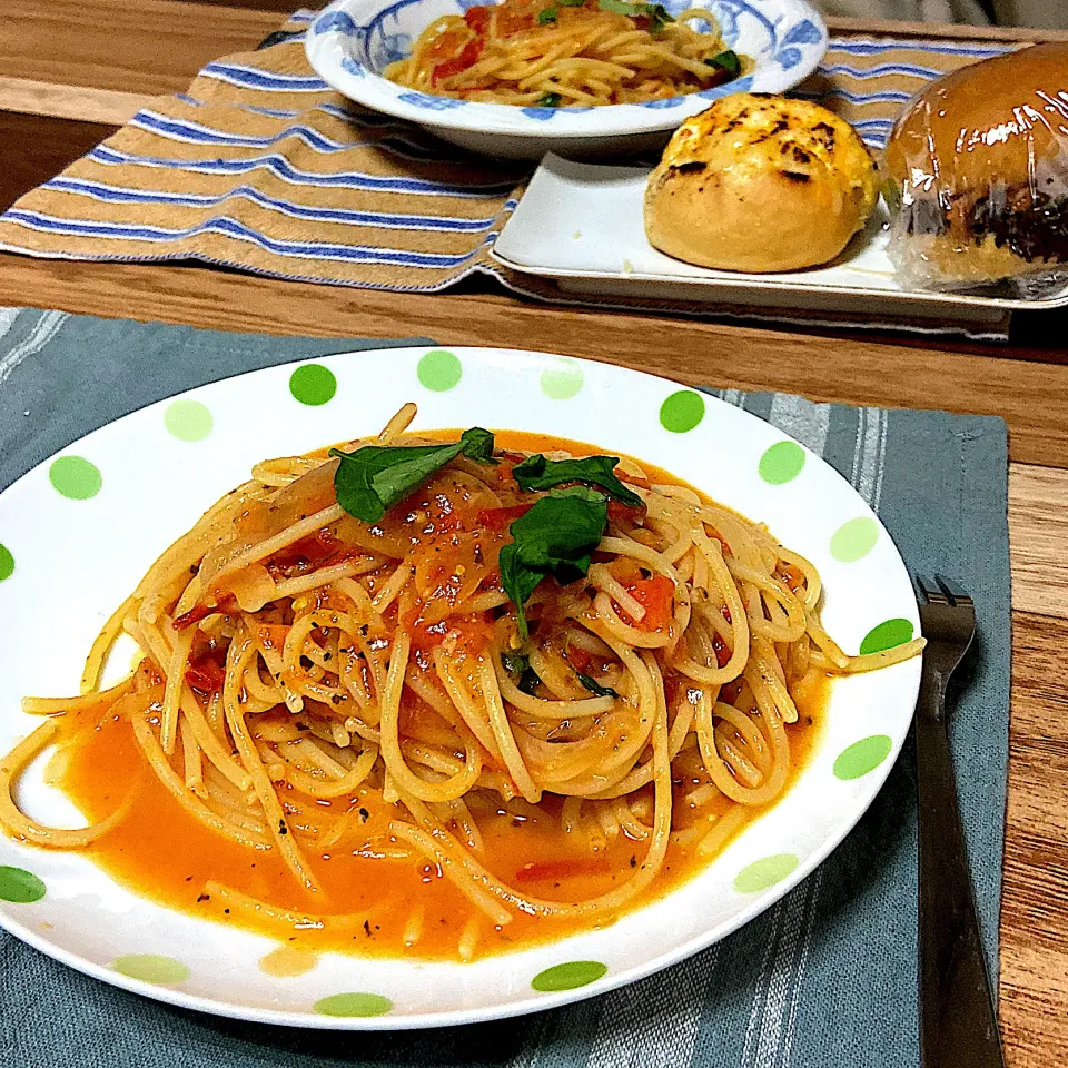 お夕飯　息子作トマトとフレッシュバジルのパスタ|renharuruさん