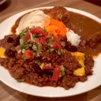 チリコンカン夏☀️と大辛チキンのあいがけ🔥🌶️🍛味玉トッピング🥚ピクルスマシマシ🥒|buhizouさん