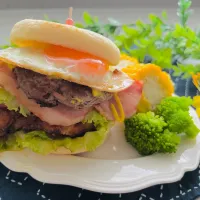 「マフィンでやんちゃバーガー🍔」| バシュランさん