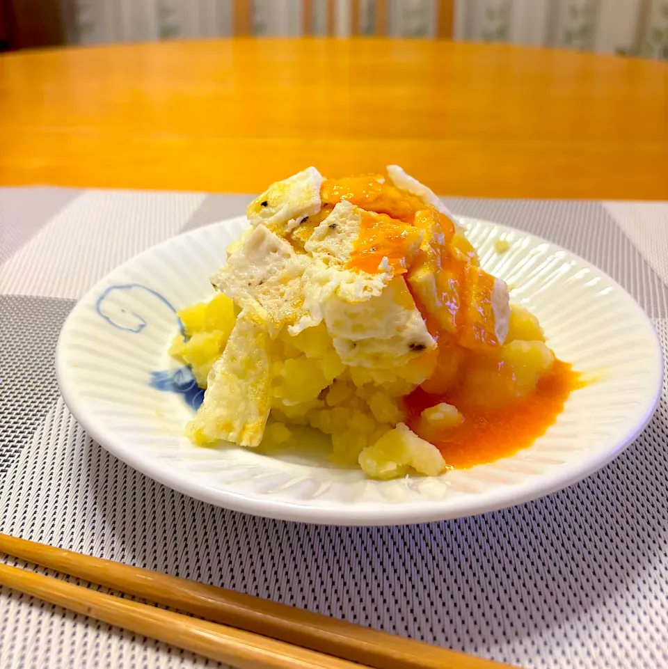 明太子卵黄ソースがけポテサラ|とっぴぃさん