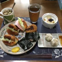レーズンロールパントーストサンドイッチ、コロッケサンド、コロッケ、焼売、おにぎり、沢庵、カットワカメ＆フライドガーリック＆フライドレッドオニオン＆乾燥スライスニンニク入りタマネギスープ、バナナ＆カシスジャム入りヨーグルト、六条麦茶(昼飯)|enarinさん