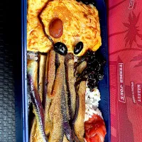 #昼飯　豆と山椒昆布の天パー顔チーズオムレツと茄子蒲焼きと梅と黒豆3個茶豆4個乗せ若菜混ぜご飯弁当　#土用の丑の日|ms903さん