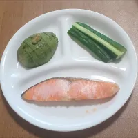アボカドのお造り、きゅうりスティック、塩鮭|ナナさん