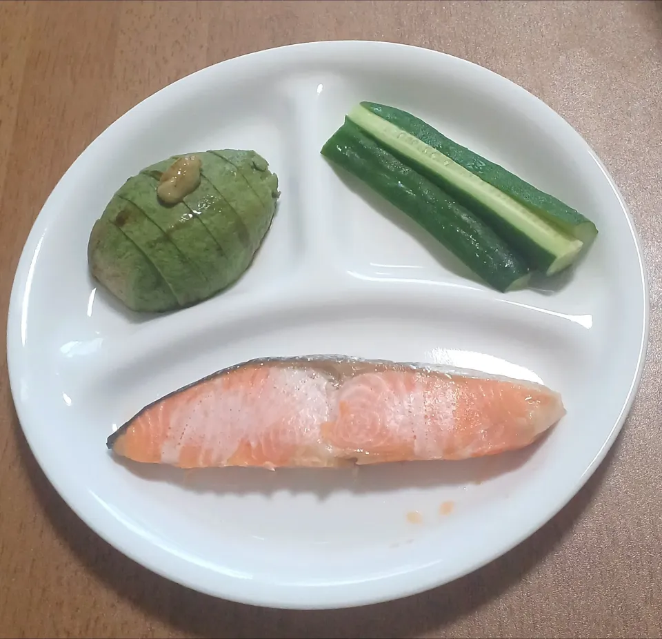 アボカドのお造り、きゅうりスティック、塩鮭|ナナさん