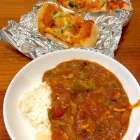 茄子とオクラのカレー　エビマヨピザ|とゆあさん