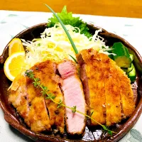 極上とんかつ                                                           揚げるまで常温に戻して30分、温度差をなくして、コールドスタート！周りのふちがきつね色になったらひっくり返して揚げる音が静かになったら、上げてアルミホイルに包み10分休ませます| ちぃちゃんさん