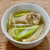 「 鶏すうぷ 」
手羽を使って 塩味のスープ
パンを添えて 簡単あさごはん🍲|ばくあんしゃさん