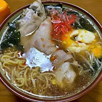 マルちゃん正麺🍜、醤油味❗️                          煮込み豚足🐖入り❗️٩(๑❛ᴗ❛๑)۶✨