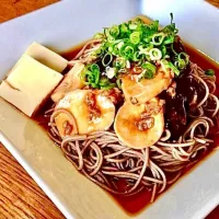 「 冷製 ぶっかけ蕎麦 」
常備菜と明後日を添えて
昼ごはん💦| ばくあんしゃさん