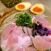【9/30までの期間限定店舗】 
【夏季限定メニュー】 
POPUPラーメン 中華蕎麦三藤
from  東京都目黒区緑ヶ丘
冷たい貝塩中華そば（1,180円) 
＋味玉 (150円) 
＠RAMEN WALKING 東京ミッド
タウン八重洲  ヤエスパブリック
25193
〈醤98塩29噌󠄀15タ7昆9出9F11
冷|大脇さん