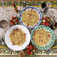 今日の昼ご飯　ベーコン入りにんにくとオリーブオイルたっぷりのペペロンチーノ&歩行者用信号カラー（🔴🟢）サラダ　家内（はやと）と娘（あーちゃん）とぼくの３人でいただきました|なびさん