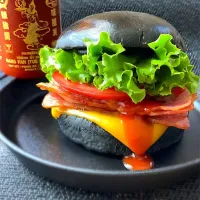 黒いバンズからのベーコンレタスチーズバーガーinシラチャー|9421beruさん