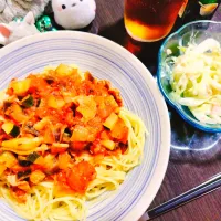 夏野菜のトマトソースパスタ、キャベツとツナのわさびコールスロー|サトリさん