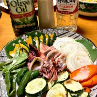 冷蔵庫整理の焼き野菜と剣先イカの塩焼き 焼き野菜は人参、ズッキーニ、ピーマン、モロッコインゲン、かぼちゃ、玉ねぎ 焼き野菜のドレッシングも即興フレンチドレッシング 地元レモンベースで日清さらっと軽〰️いオリーブオイル、日の出新味料も使用して|🐈⸒⸒⸒⸒つるのダンス🐈🐾さん