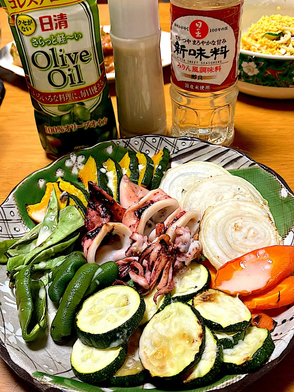 冷蔵庫整理の焼き野菜と剣先イカの塩焼き 焼き野菜は人参、ズッキーニ、ピーマン、モロッコインゲン、かぼちゃ、玉ねぎ 焼き野菜のドレッシングも即興フレンチドレッシング 地元レモンベースで日清さらっと軽〰️いオリーブオイル、日の出新味料も使用して|🐈⸒⸒⸒⸒つるのダンス🐈🐾さん