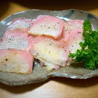 湯豆腐に使って余った焼きぬきかまぼこを簡単で美味しい酒の肴に かまぼこは斜めそぎ切りにする バターをフライパンに溶かして弱火でかまぼこが膨らむ迄焼く、かまぼこを裏返してさっと焼く、味付けはブラックペッパーだけ 絶品の酒の肴が誰でも簡単にできます|🐈⸒⸒⸒⸒つるのダンス🐈🐾さん