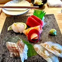 At a sushi bar run by a third generation sushi chef| gonbenさん