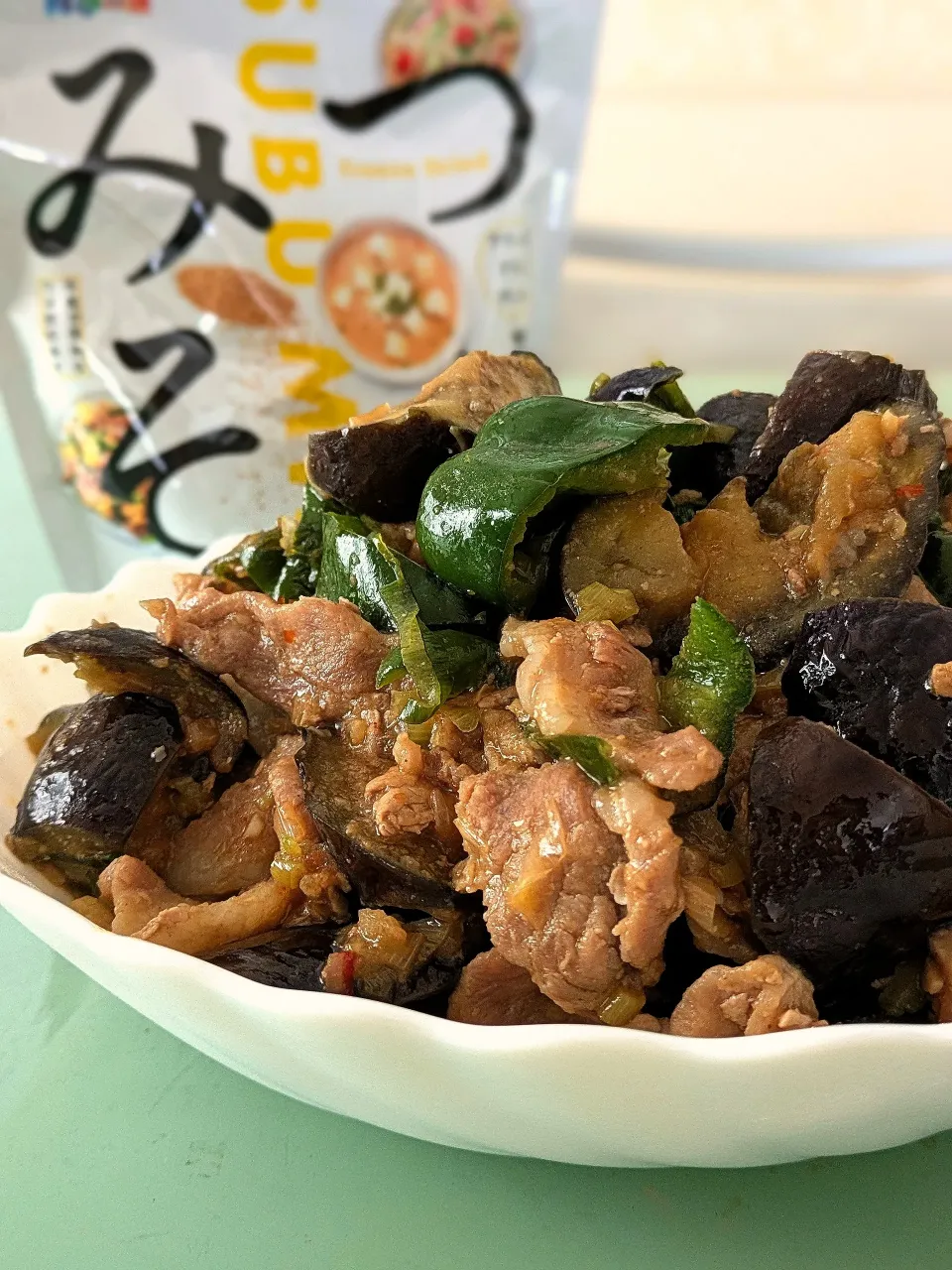 つぶみそ活用。備蓄調味料と共になす味噌炒め|かずにゃさん