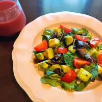 今日のお昼ご飯    アボカドサラダと、   アサイースムージー|アボカド🥑さん